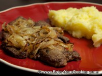 Жареная говяжья печень с луком Fried Beef Liver with Onions