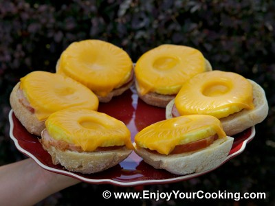Open Sandwich with Ham, Pineapple and Cheese
