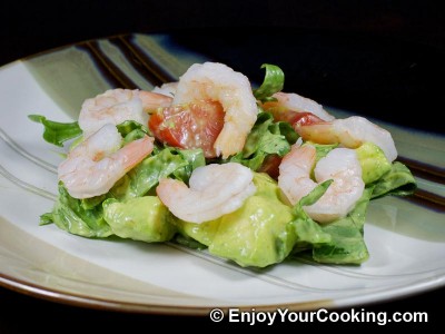 Green Salad with Tomatoes, Avocados and Shrimps