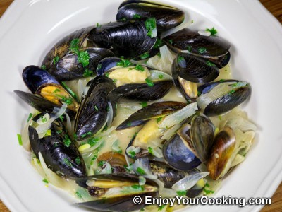 Mussels Steamed with Shallots in Wine and Butter Sauce